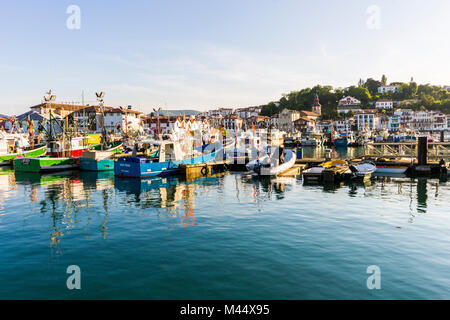 Imbarcazioni presso il porto di Saint-Jean-de-Luz nel Paese basco francese, Aquitaine, Francia Foto Stock