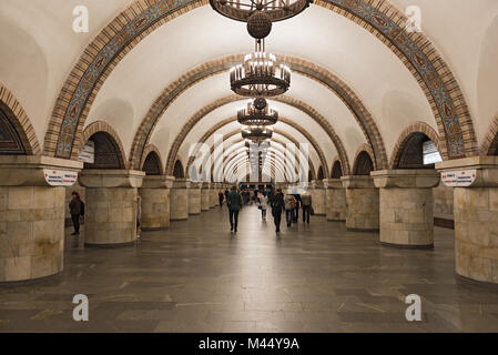 Passeggeri nella stazione della metropolitana Arsenalna, Kiev, Ucraina Foto Stock