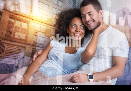Felice giovane donna di toccare i suoi fidanzati mento Foto Stock