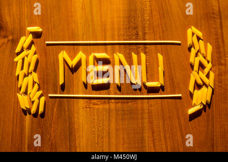 Menu scritte da penne e maccheroni sul tavolo di legno Foto Stock