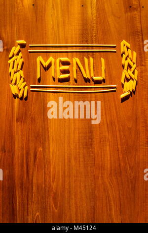 Menu scritte da penne e maccheroni sul tavolo di legno Foto Stock