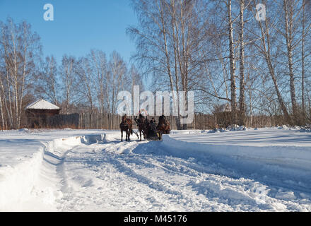 NOVOSIBIRSK, Russia - 11 gennaio 2018: Troika di cavalli imbrigliato a una slitta. Folk slavo tardo inverno feste Shrovetide. Kazymsky prigione. H Foto Stock