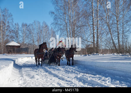 NOVOSIBIRSK, Russia - 11 gennaio 2018: Troika di cavalli imbrigliato a una slitta. Folk slavo tardo inverno feste Shrovetide. Kazymsky prigione. H Foto Stock