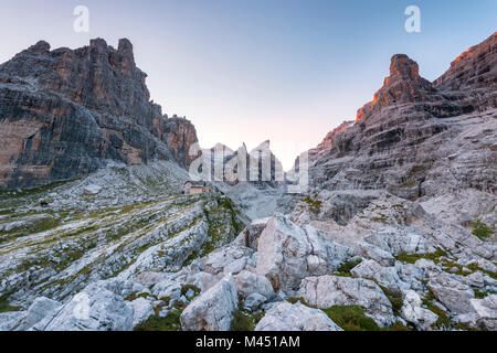 Rifugio Tuckett tra il gruppo delle Dolomiti di Brenta Europa, Italia, Trentino, Vallesinella, Rifugio Tuckett, Dolomiti di Brenta Foto Stock