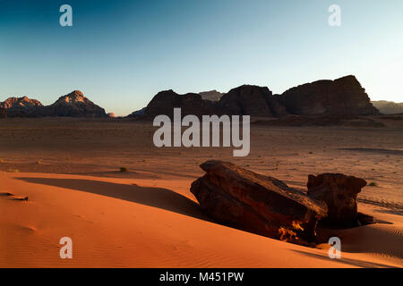 Tramonto a Wadi Rum, South Jordan, Giordania, Medio Oriente e Asia Foto Stock