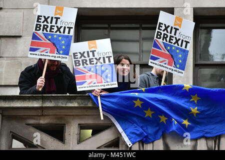Ex liberali democratici MP Sarah Olney (centro) unisce dimostranti presso la politica Exchange di Londra davanti a un discorso del Segretario di Stato per gli affari esteri Boris Johnson su Brexit. Foto Stock