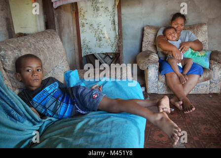 Una mamma e i suoi 2 figli piccoli a casa, Rakiraki, Fiji. Foto Stock