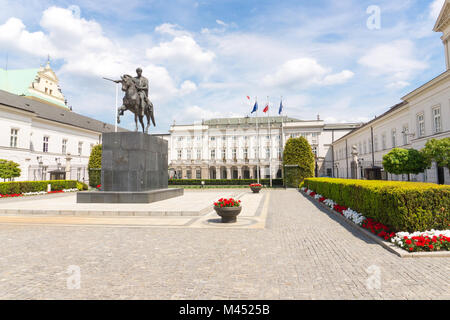 Il palazzo presidenziale di Polonia a Varsavia. Di fronte al palazzo si erge la statua del Principe Jozef Poniatowski. Foto Stock