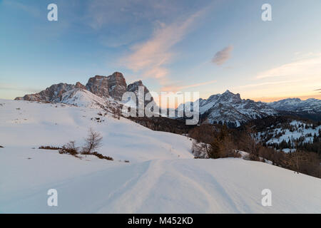 Crepuscolo sul Pelmo e Civetta da Col Roàn, Dolomiti, Val Fiorentina, Belluno, Borca di Cadore, Belluno, Veneto, Italia Foto Stock