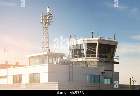 Il controllo del traffico aereo e di edificio torre in un piccolo aeroporto. Vecchio vintage e retrò look del filtro. Foto Stock