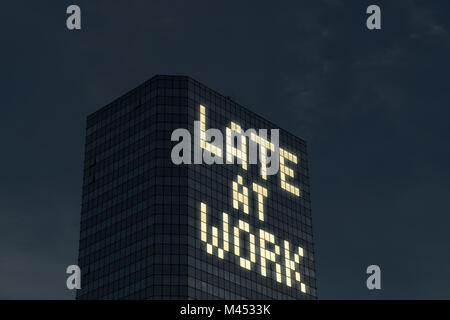 Fine al concetto di lavoro. Lavoro straordinario e ore extra. Stanco, sottolineato da troppe cose da fare al lavoro. Testo realizzato dalla costruzione di ufficio di luce della finestra. Foto Stock