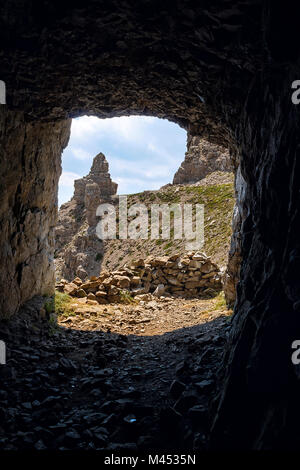 Una trincea della Prima Guerra Mondiale, il Monte Castellazzo, Passo Rolle, provincia di Trento, Trentino Alto Adige, Italia, Europa Foto Stock