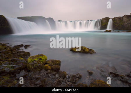 La cascata di dei norreni, Godafoss, Husavik, Nordurland Eystra, Islanda Foto Stock