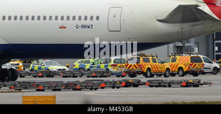La polizia e le operazioni airside veicoli all' Aeroporto di Heathrow dove un uomo di età compresa nella sua 40s, morì dopo due veicoli aeroportuali si è schiantato sul campo d'aviazione, Scotland Yard detto. Foto Stock