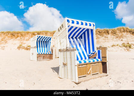 Hörnum, isola di Sylt, Frisia settentrionale, Schleswig-Holstein, Germania. Strandkorbs sulla spiaggia. Foto Stock