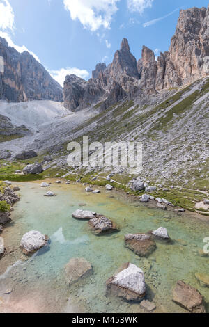 L'Italia, Veneto, Belluno, Comelico Superiore. Il lago di Popera vicino al rifugio Berti, Vallon di Popera, Dolomiti di Sesto Foto Stock