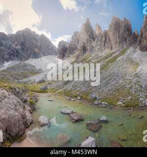 L'Italia, Veneto, Belluno, Comelico Superiore. Il lago di Popera vicino al rifugio Berti, Vallon di Popera, Dolomiti di Sesto Foto Stock