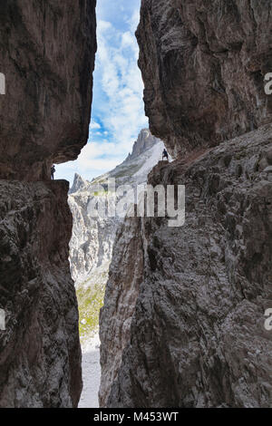 L'Italia, Alto Adige, Sesto, Alta Pusteria, Bolzano. Escursionista in silhouette sul Alpinisteig o Strada degli Alpini via ferrata, Dolomiti di Sesto Foto Stock