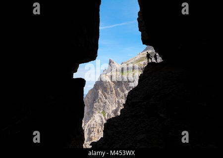 L'Italia, Alto Adige, Sesto, Alta Pusteria, Bolzano. Escursionista in silhouette sul Alpinisteig o Strada degli Alpini via ferrata, Dolomiti di Sesto Foto Stock