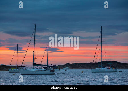 Barche a vela al tramonto (l'isola di Budelli, Arcipelago di La Maddalena Parco Nazionale, provincia di Sassari, Sardegna, Italia, Europa) Foto Stock