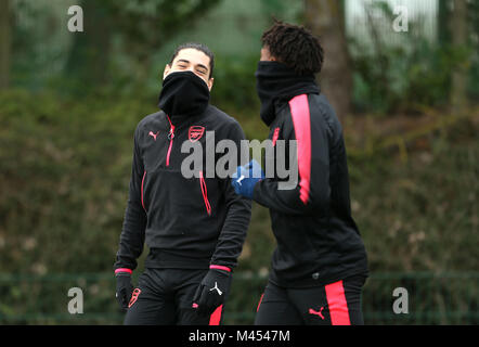 Gli arsenali' Hector Bellerin (sinistra) e Alex Iwobi (a destra) durante la sessione di formazione a Londra prendere per Colney, Hertfordshire. Foto Stock