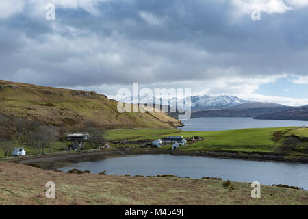 Gesto Bay, Loch Harport e le lontane Cuillin Hills, Isola di Skye, Scotland, Regno Unito. Dal punto di vista sulla A863 Foto Stock