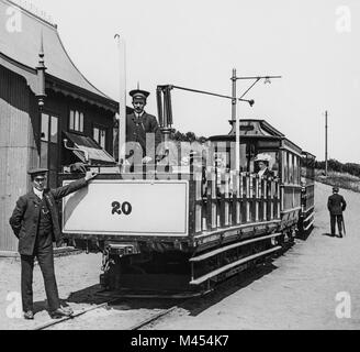 Tram elettrico a Portrush, Irlanda del Nord. Circa 1900. Si prega di notare che a causa dell'età dell'immagine loro potrebbe essere imperfezioni che mostra. Foto Stock