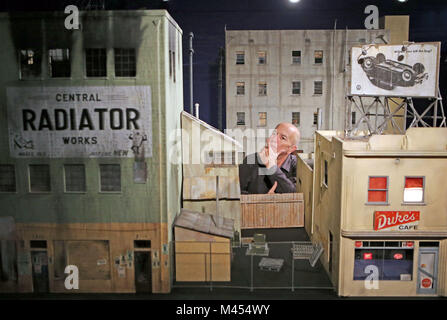 Cailfornian-basato artista Michael C McMillen con il suo modello hyperreal di un immaginato rundown zona di Los Angeles che è sul display durante un'anteprima per la nuova Galleria di Arte Moderna esposizione interna della città di Glasgow. Foto Stock