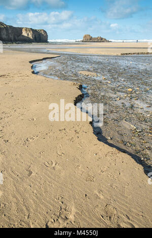 Un fiume scorre verso il mare di fronte alla spiaggia a Perranporth in Cornwall Regno Unito. Foto Stock