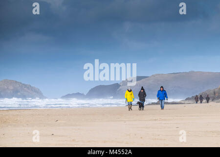 Walkers sulla spiaggia a Perranporth in Cornwall Regno Unito. Foto Stock