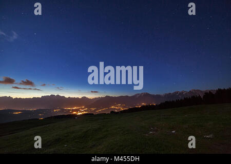 Notte a Mezzomiglio Alm, il Cansiglio, Belluno prealpi, Belluno, Italia. Foto Stock