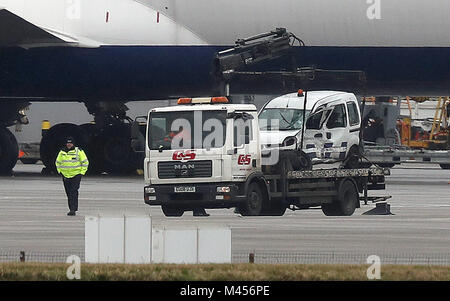 Uno dei veicoli coinvolti in un incidente all'aeroporto di Heathrow dove un uomo di età compresa nella sua 40s, morì dopo due veicoli aeroportuali si è schiantato sul campo d'aviazione, viene rimosso dalla scena. Foto Stock