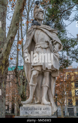 Madrid, Spagna - 4 Gennaio 2018 : calcare statua del re visigota Don Pelayo Pelayo, Pelagio o Belai al-Rumi). Situato nella Plaza de Oriente s Foto Stock