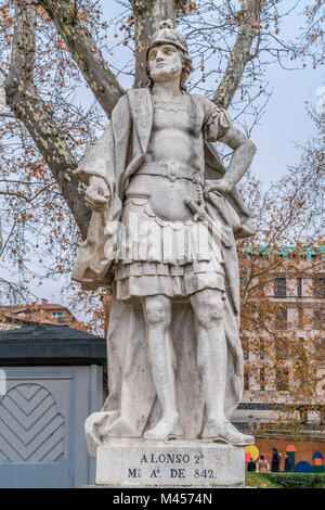 Madrid, Spagna - 4 Gennaio 2018 : statua di pietra calcarea di Alfonso II delle Asturie (casto o El casto). Situato nella Plaza de Oriente downtow quadrato Foto Stock