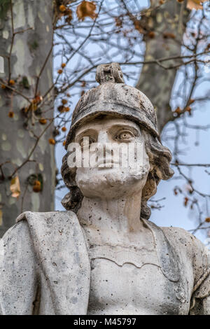 Madrid, Spagna - 4 Gennaio 2018 : statua di pietra calcarea di Alfonso II delle Asturie (casto o El casto). Situato nella Plaza de Oriente downtow quadrato Foto Stock