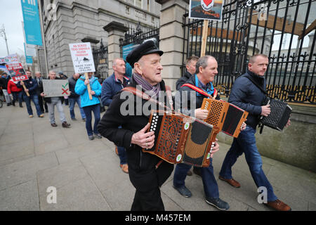 Tory isolani, guidato dal Re di Tory Patsy Dan Rodgers (centro), in segno di protesta al di fuori di Leinster House a Dublino contro la decisione del governo di aggiudicazione di un appalto per la regina di Aran traghetto, che era stato costruito nel 1976, al servizio dell'isola situata a nord della costa di Donegal. Foto Stock