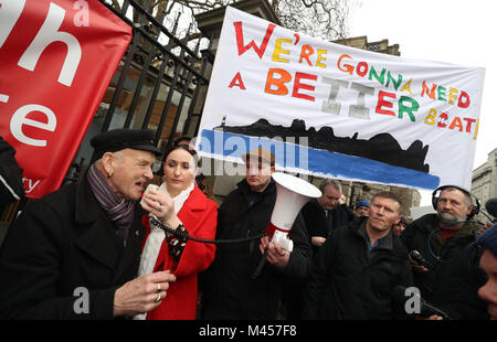 Tory isolani, guidato dal Re di Tory Patsy Dan Rodgers (sinistra), di protesta al di fuori di Leinster House a Dublino contro la decisione del governo di aggiudicazione di un appalto per la regina di Aran traghetto, che era stato costruito nel 1976, al servizio dell'isola situata a nord della costa di Donegal. Foto Stock