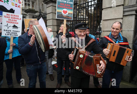 Tory isolani, guidato dal Re di Tory Patsy Dan Rodgers (seconda a destra), di protesta al di fuori di Leinster House a Dublino contro la decisione del governo di aggiudicazione di un appalto per la regina di Aran traghetto, che era stato costruito nel 1976, al servizio dell'isola situata a nord della costa di Donegal. Foto Stock