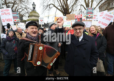 Dublino Lord Mayor Micheal Mac Donncha (destra) unisce Tory isolani, guidato dal Re di Tory Patsy Dan Rodgers (sinistra), protestando fuori Leinster House a Dublino contro la decisione del governo di aggiudicazione di un appalto per la regina di Aran traghetto, che era stato costruito nel 1976, al servizio dell'isola situata a nord della costa di Donegal. Foto Stock