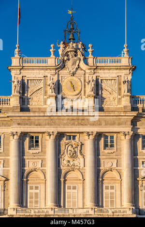 Scudo araldico, orologio e campane di dettaglio al Palacio Real di Madrid, in Spagna da Plaza de la Armeria square Foto Stock