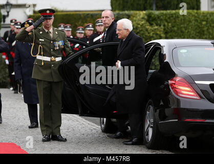 Il presidente italiano Sergio Mattarella arriva a Aras un Uachtarain a Dublino per iniziare una visita di stato in Irlanda. Picture Data: martedì 14 febbraio, 2017. Foto di credito dovrebbe leggere: Brian Lawless/PA FILO Foto Stock