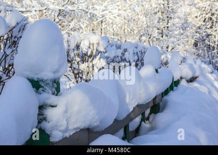 Tappi di neve sulla recinzione decorativo dopo una nevicata. Una insolita forma di neve. Foto interessante per il sito circa la natura, i parchi e le stagioni. Foto Stock