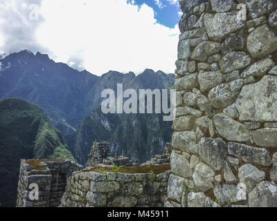 Vista aerea delle grandi montagne da Machu Picchu Foto Stock