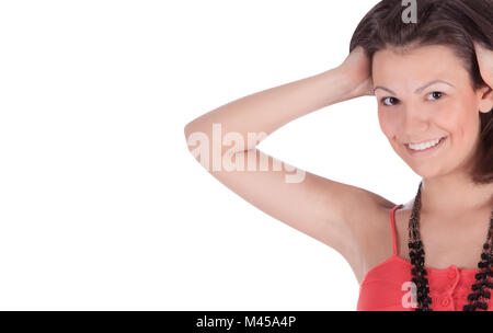 Sorridente latino femmina in abito rosso in posa su bianco Foto Stock