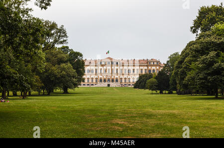 Vista frontale della villa reale nella città di Monza. Lombardia. L'Italia. Foto Stock