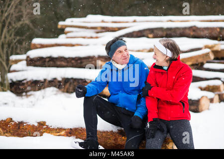 Coppia senior jogging in inverno la natura. Foto Stock