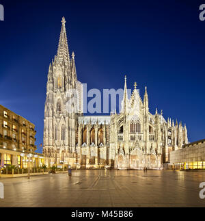 La famosa cattedrale di Colonia di notte con il profondo blu del cielo. Composizione di quadrati cuciti dalla prospettiva di due rettificato ultra grandangolo scatti. Foto Stock