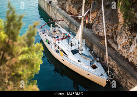 Angolo alto ritratto dell'uomo sventolando da yacht, Croazia Foto Stock