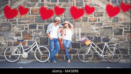 Immagine composita della coppia attraente in piedi con la bici Foto Stock