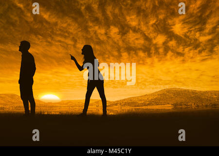 Immagine composita di bruna arrabbiato grida al ragazzo Foto Stock